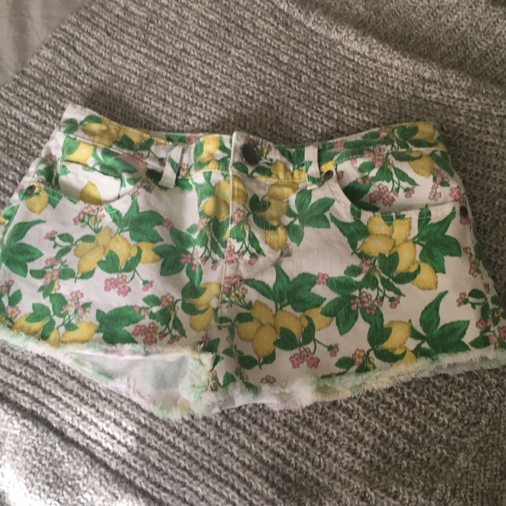 Victoria’s Secret boyfriend lemon shorts Size 4